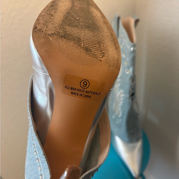 Embellished Silver Pointed-Toe Women’s Boots - Light Blue Embroidery - Picture 4 of 4
